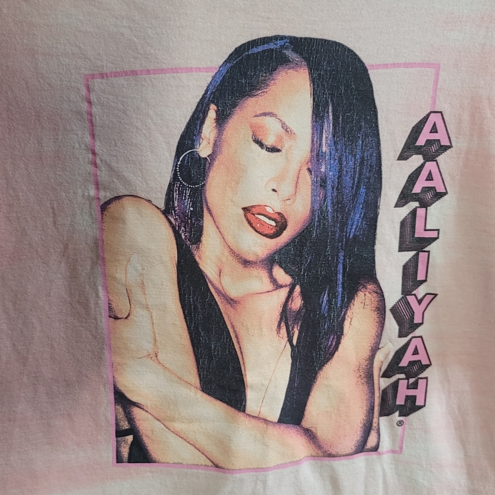 Aaliyah T-shirt Size M